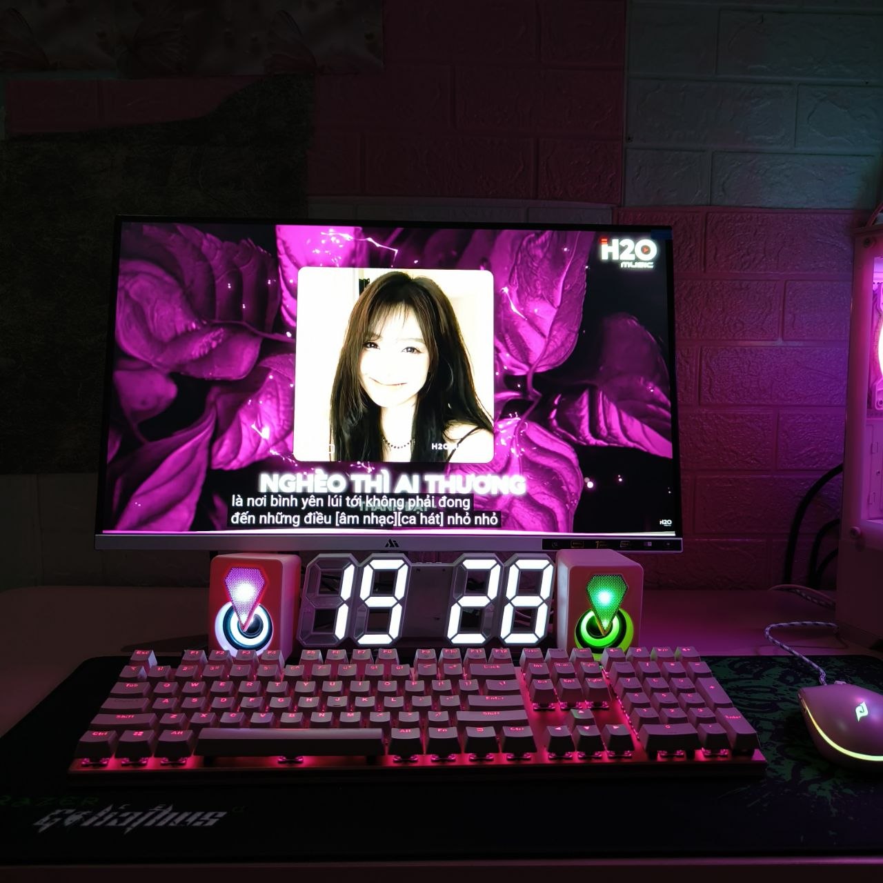 Dàn PC Màu Hồng Tặng Đồng Hồ LED Decor Nhân Dịp 20/10