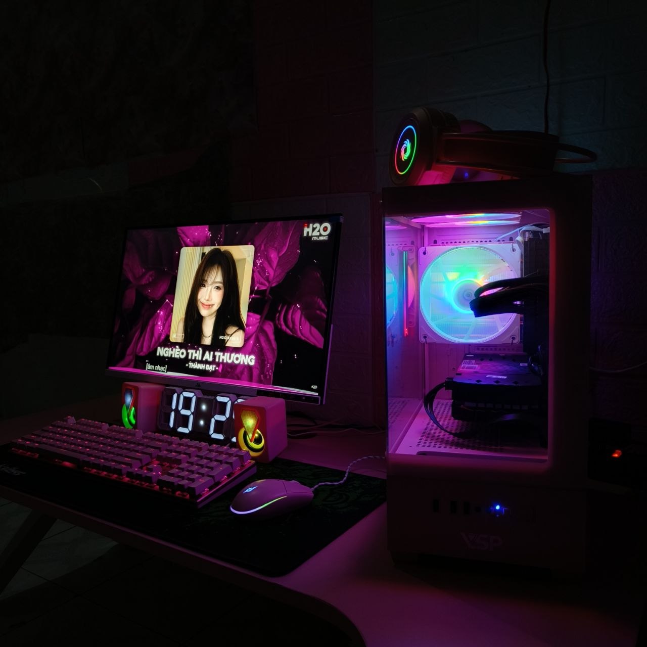 Dàn PC Màu Hồng Tặng Đồng Hồ LED Decor Nhân Dịp 20/10